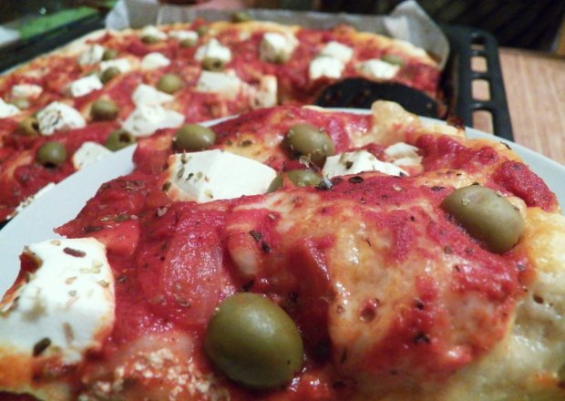 Fotografia przedstawiająca Pizza z fetą i oliwkami