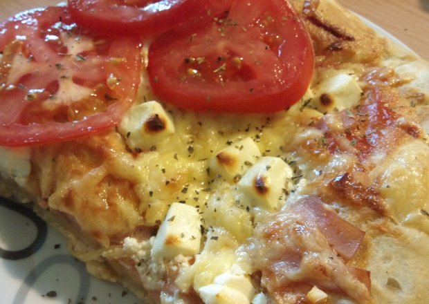Fotografia przedstawiająca Pizza z fetą i pomidorem