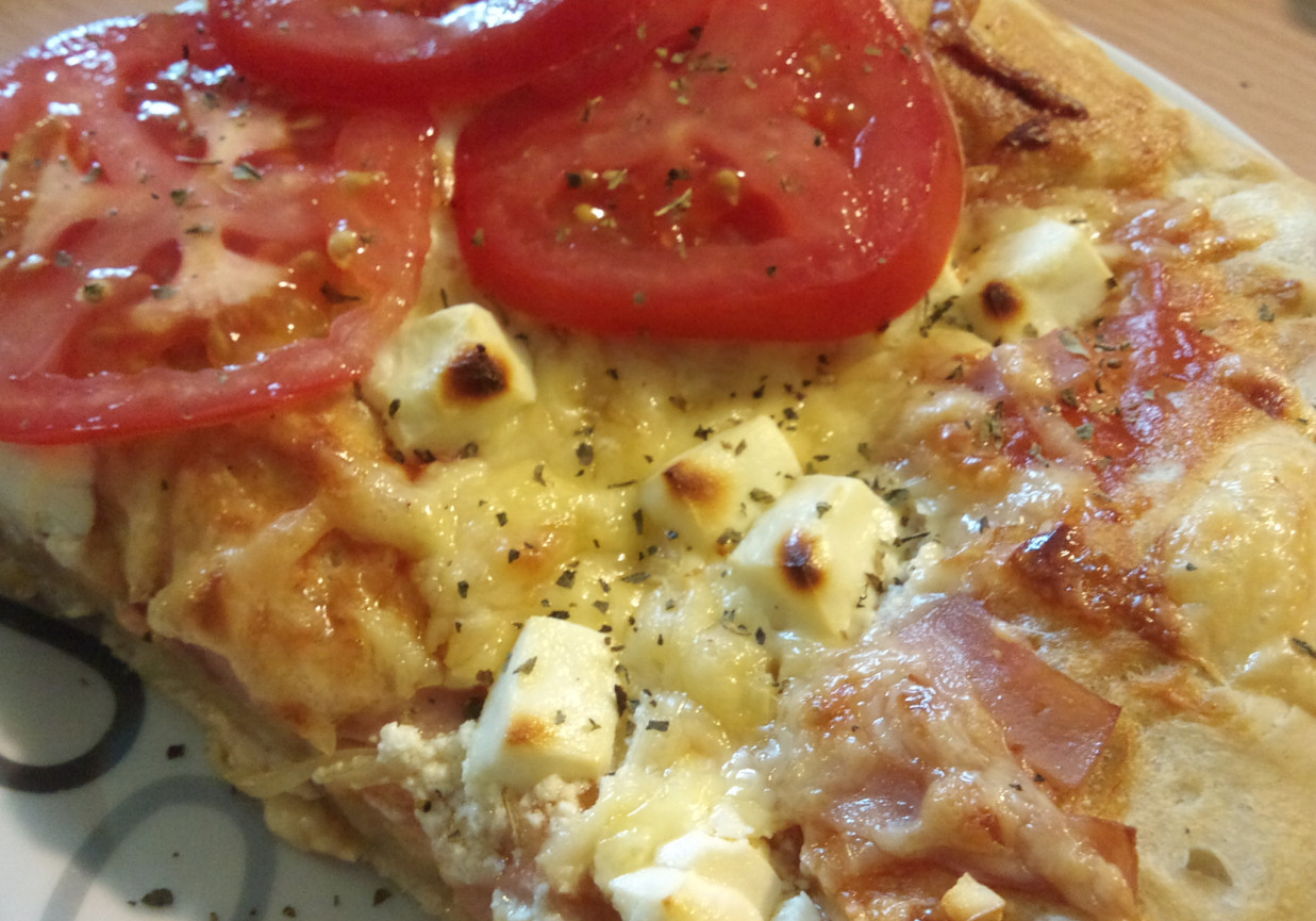 Pizza z fetą i pomidorem foto