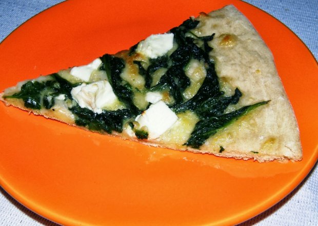 Fotografia przedstawiająca Pizza z fetą i szpinakiem