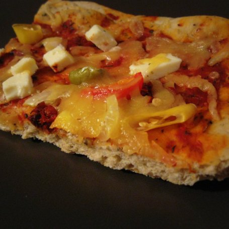 Krok 3 - Pizza z fetą, oliwkami i ostrą papryczką foto