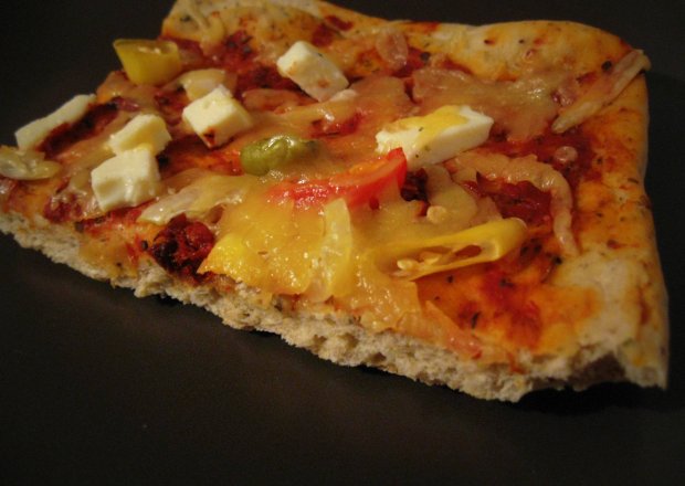 Fotografia przedstawiająca Pizza z fetą, oliwkami i ostrą papryczką