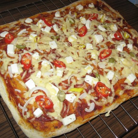 Krok 2 - Pizza z fetą, oliwkami i ostrą papryczką foto