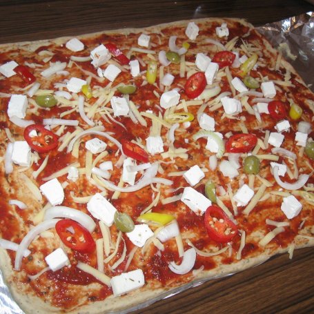 Krok 1 - Pizza z fetą, oliwkami i ostrą papryczką foto