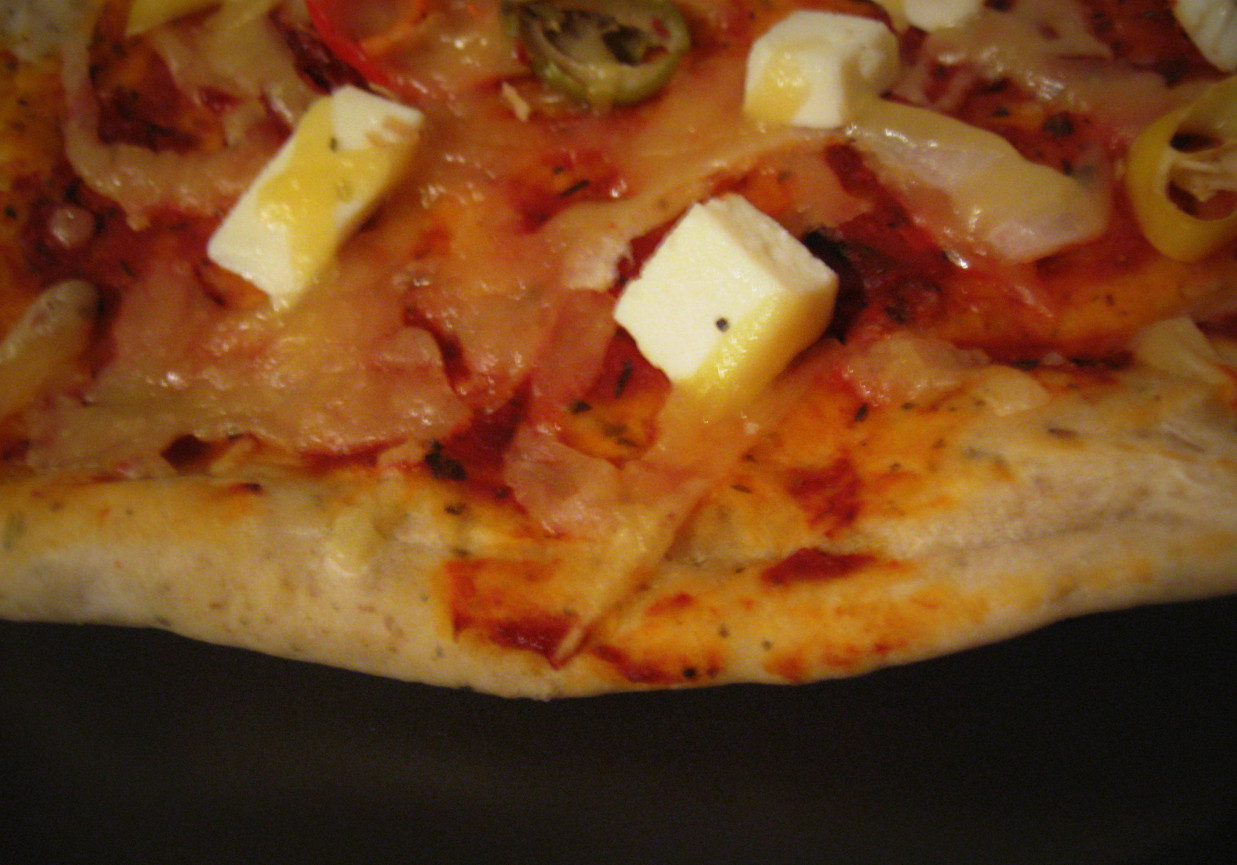 Pizza z fetą, oliwkami i ostrą papryczką foto