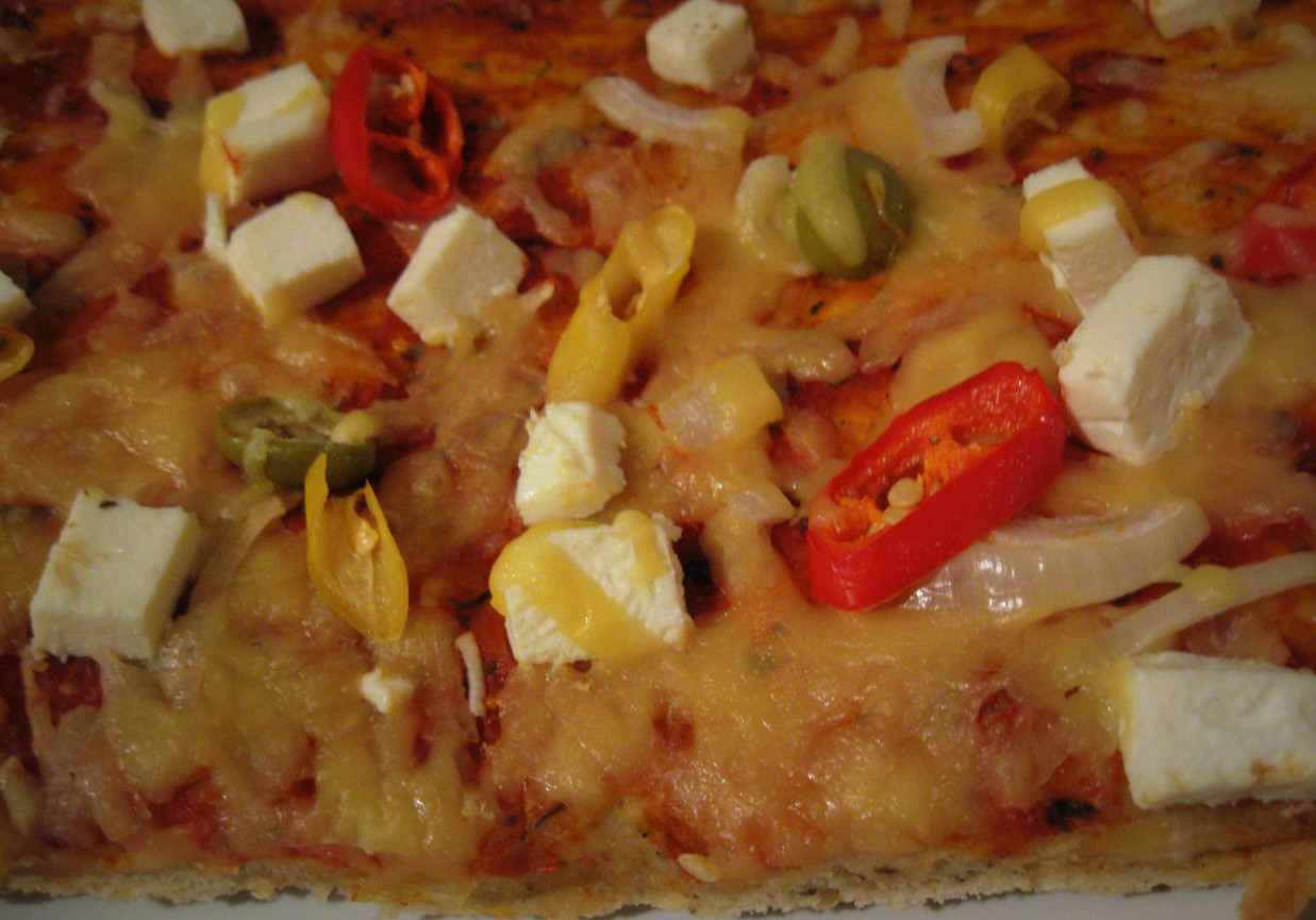 Pizza z fetą, oliwkami i ostrą papryczką foto
