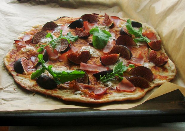Fotografia przedstawiająca Pizza z figami, szynką parmeńską i gorgonzolą