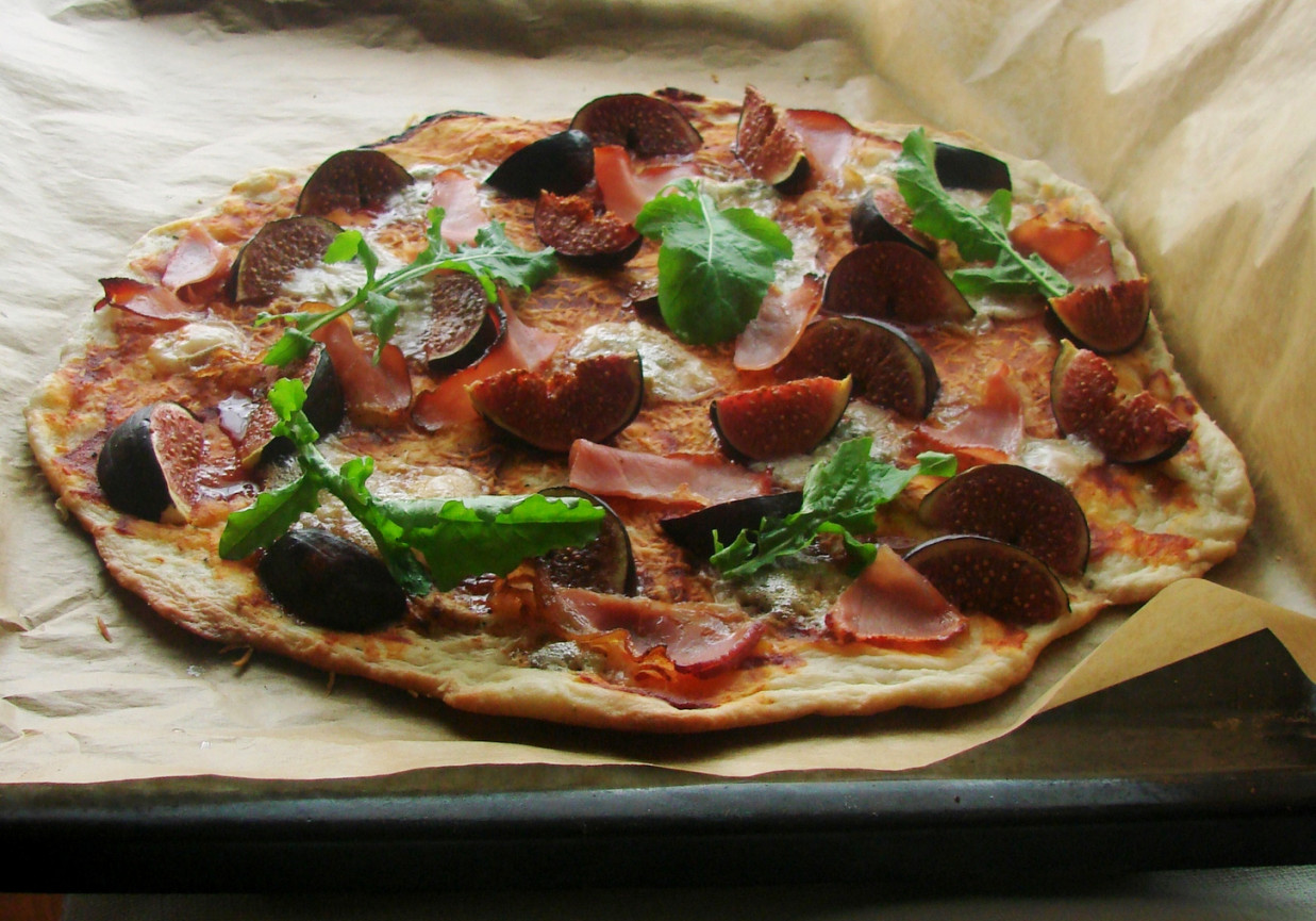 Pizza z figami, szynką parmeńską i gorgonzolą foto