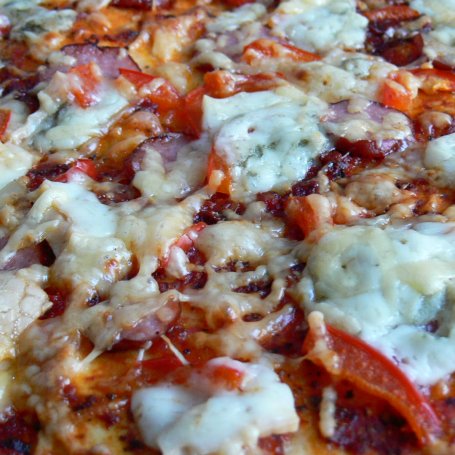 Krok 4 - Pizza z gorgonzolą i kiełbasą foto