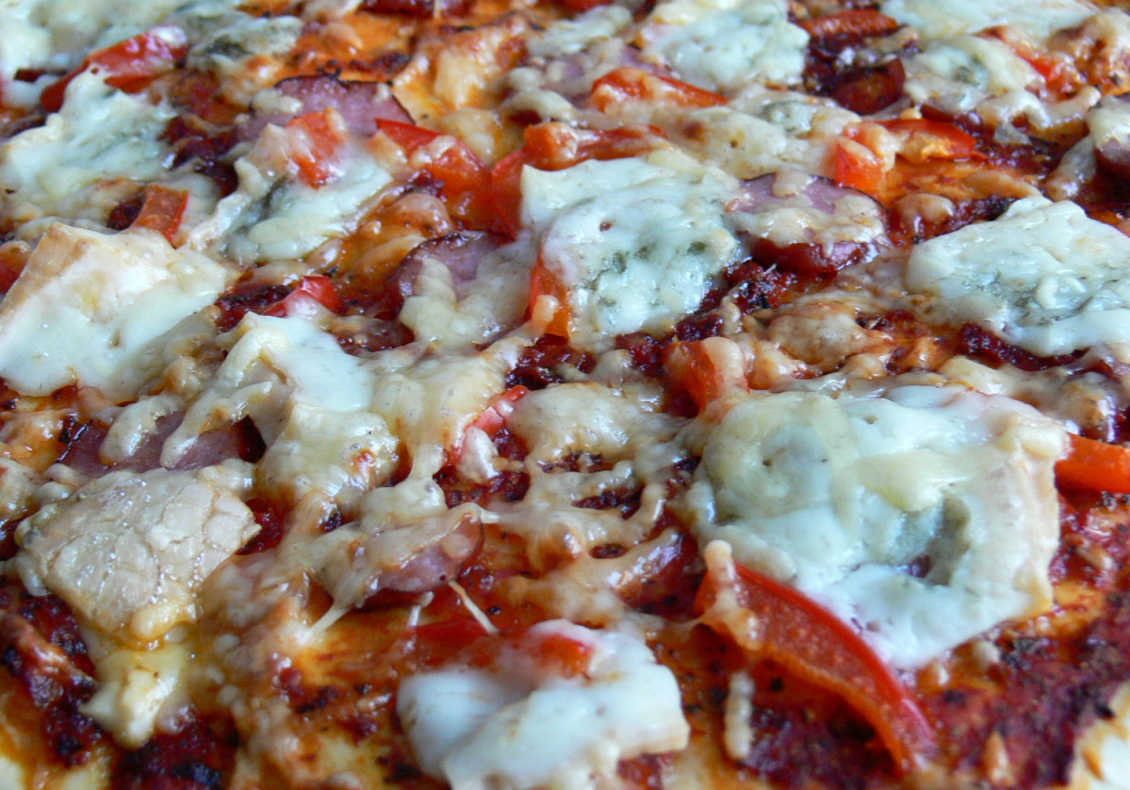 Pizza z gorgonzolą i kiełbasą foto