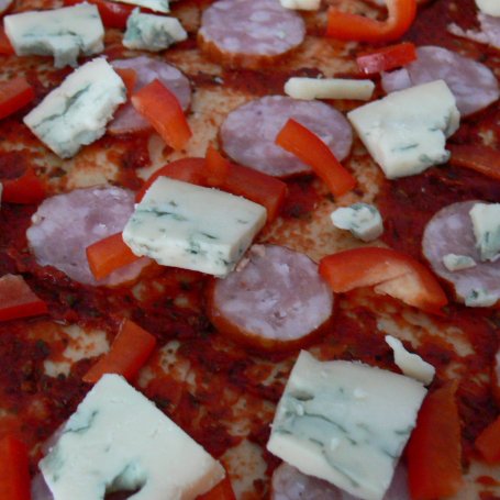 Krok 3 - Pizza z gorgonzolą i kiełbasą foto