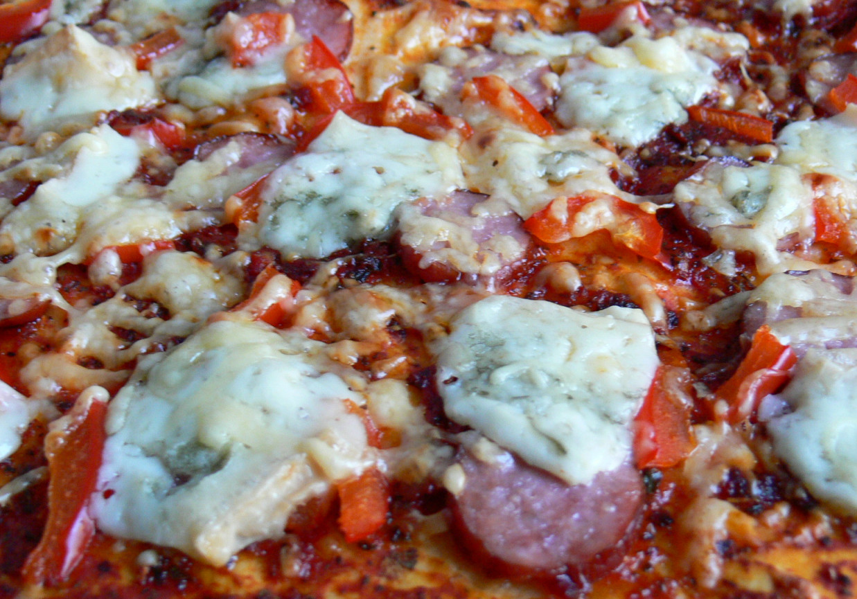 Pizza z gorgonzolą i kiełbasą foto