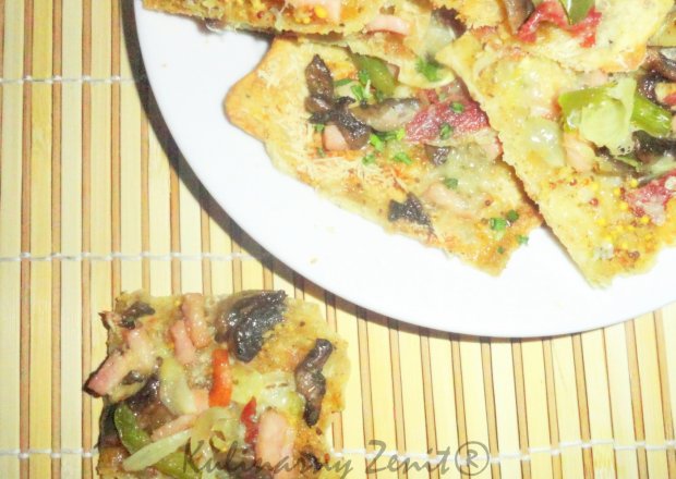 Fotografia przedstawiająca Pizza z gorgonzolą i szynką parmeńską