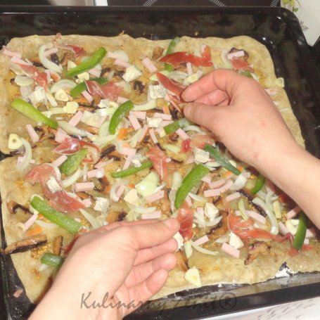 Krok 2 - Pizza z gorgonzolą i szynką parmeńską foto