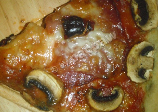 Fotografia przedstawiająca Pizza z grand salami i suszonymi pomidorami
