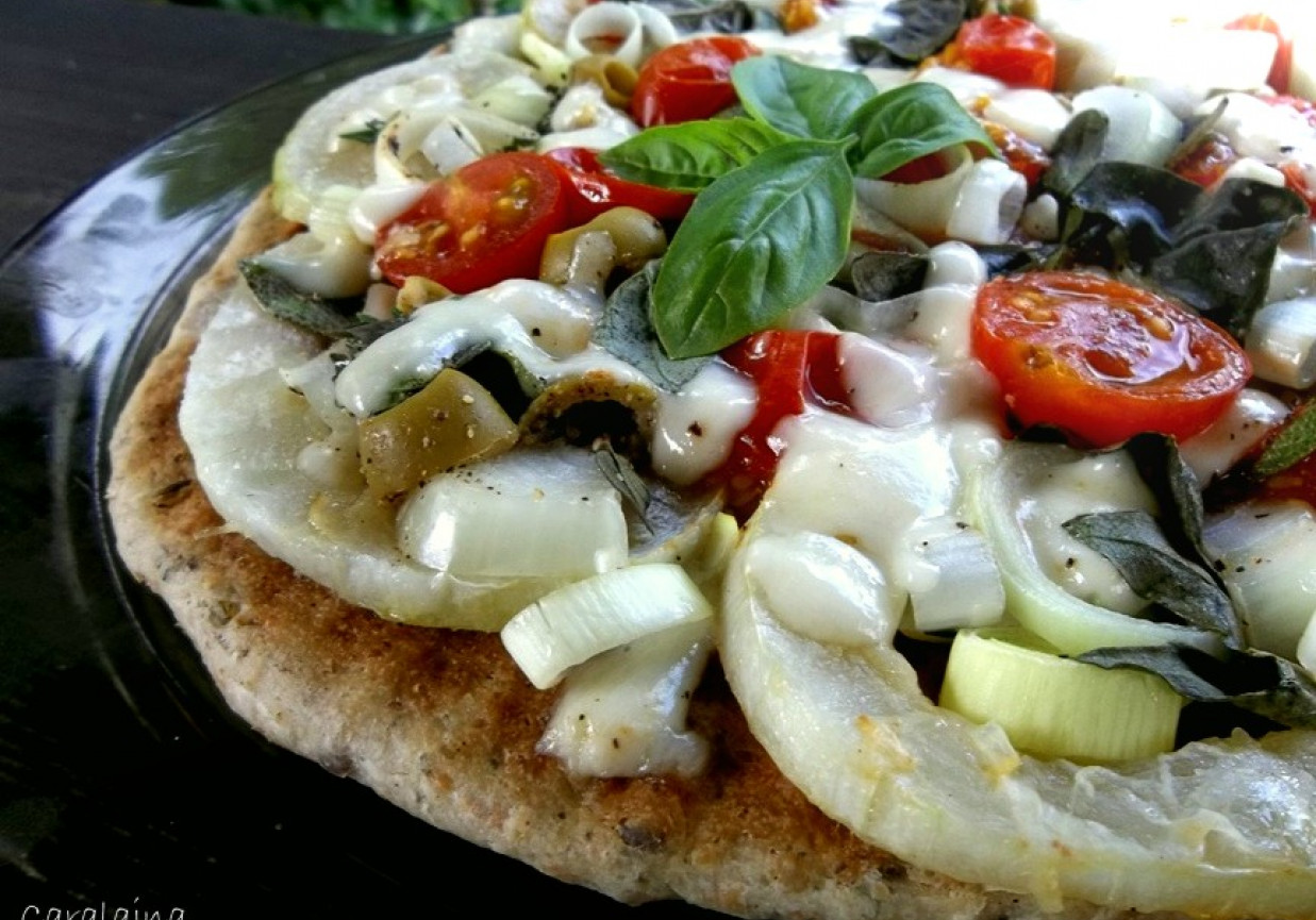 pizza z grilla z cukinią foto