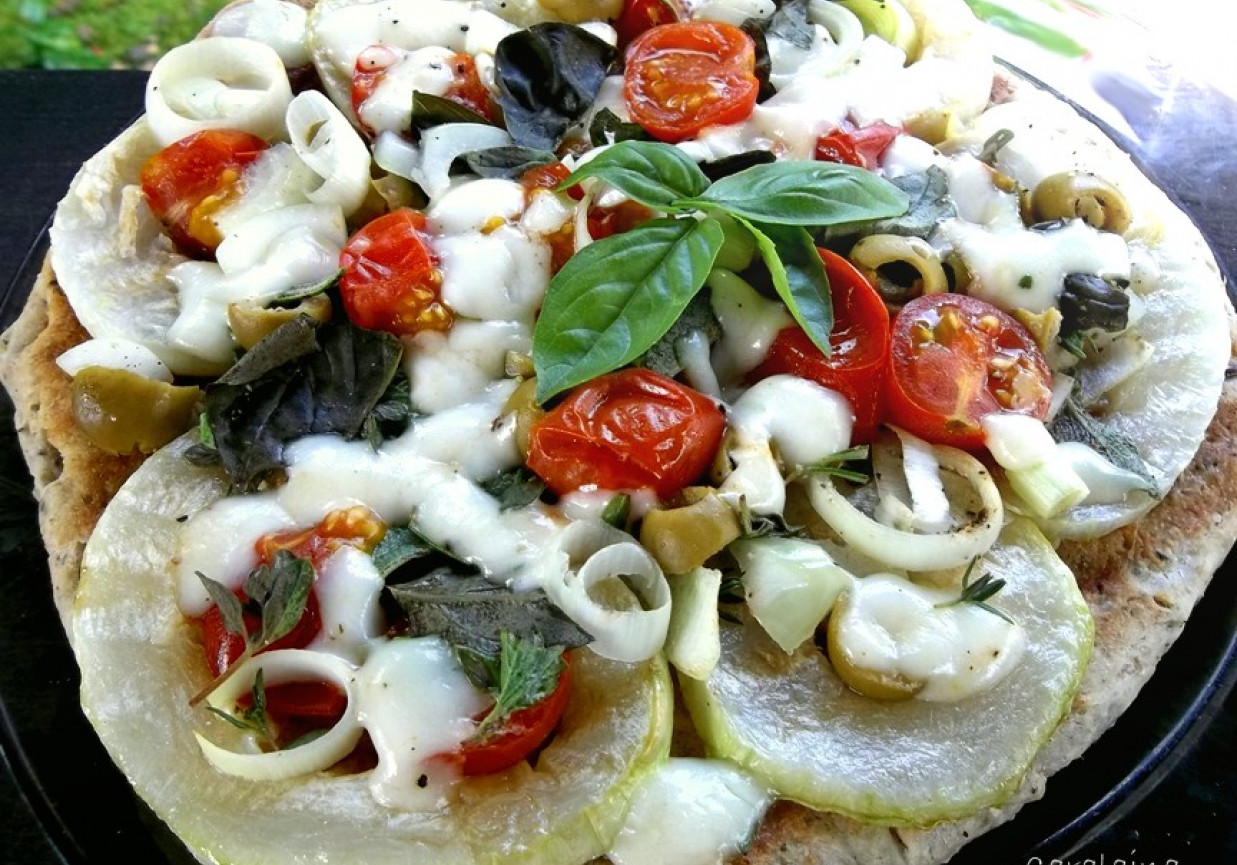 pizza z grilla z cukinią foto