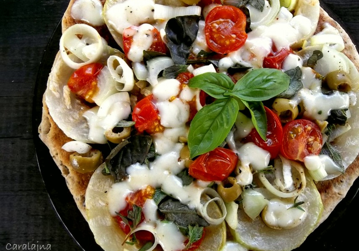 pizza z grilla z cukinią foto