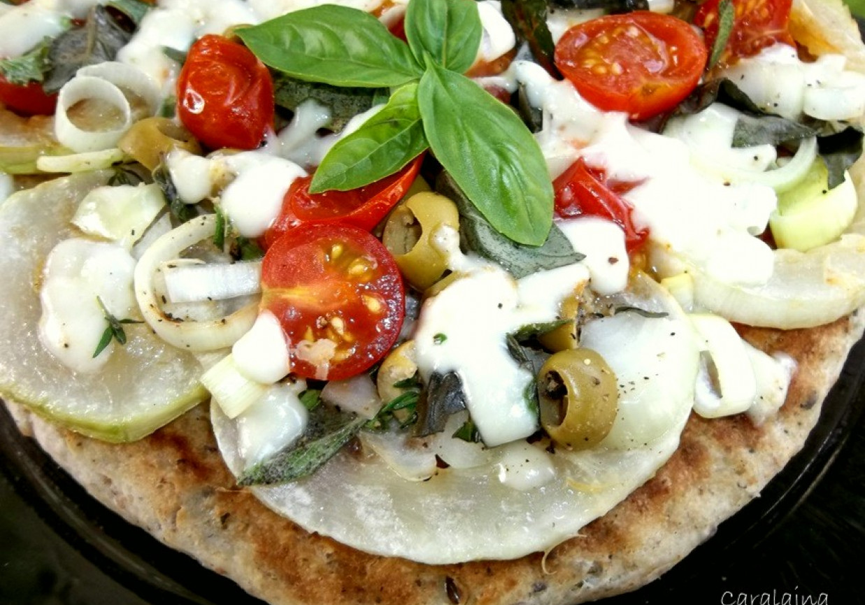 pizza z grilla z cukinią foto