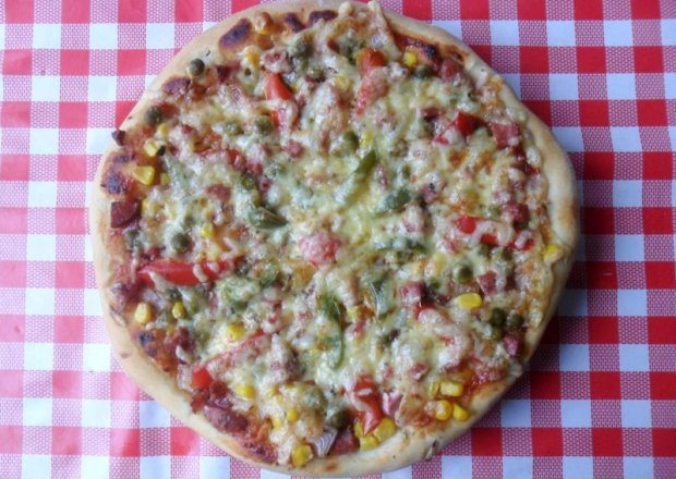 Fotografia przedstawiająca Pizza z groszkiem i kukurydzą