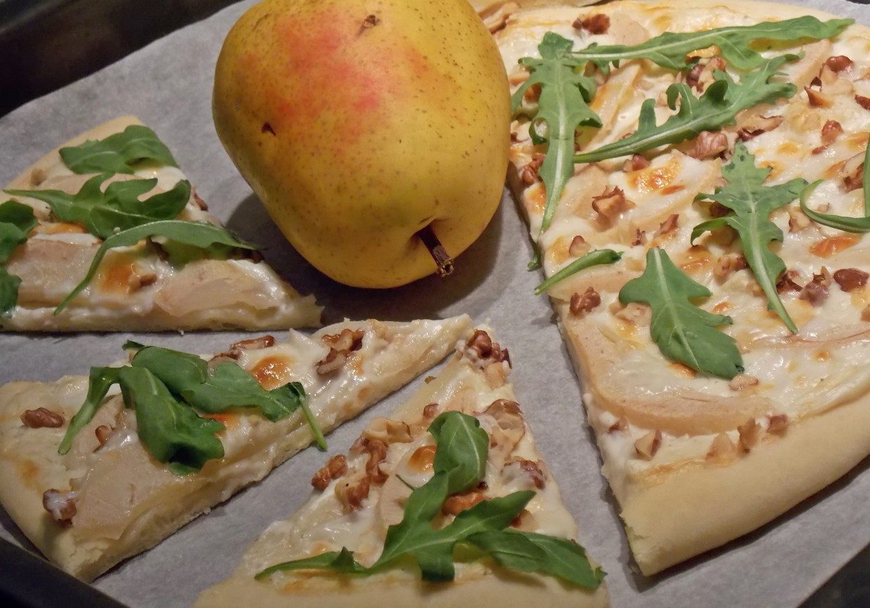 Pizza z gruszką i kozim serem foto