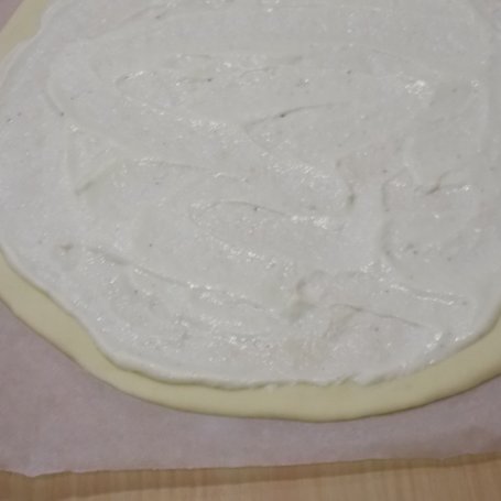 Krok 2 - Pizza z gruszką i kozim serem foto
