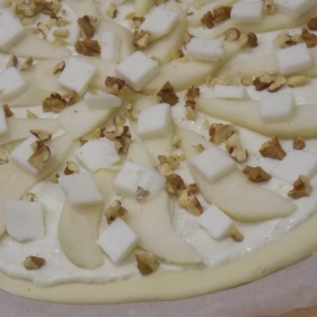 Krok 3 - Pizza z gruszką i kozim serem foto