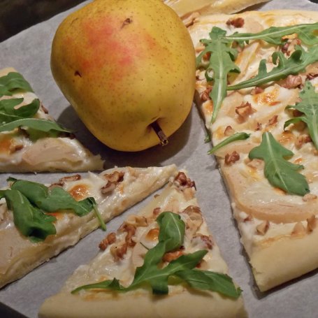 Krok 4 - Pizza z gruszką i kozim serem foto