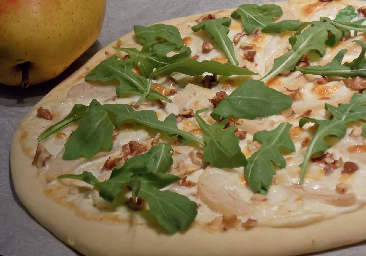 Pizza z gruszką i kozim serem foto