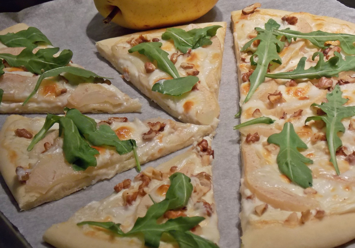 Pizza z gruszką i kozim serem foto