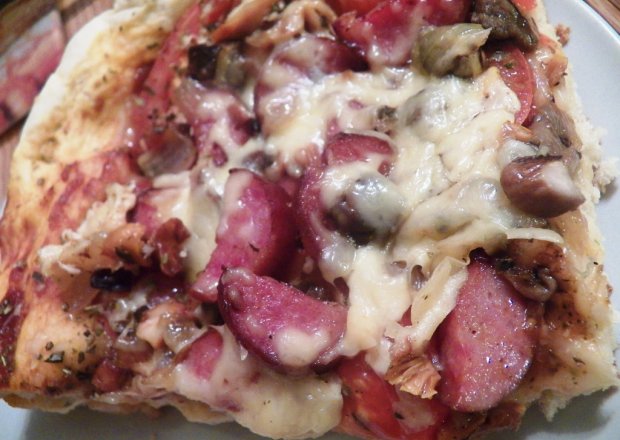 Fotografia przedstawiająca Pizza z grzybami i ketchupem z cukinii