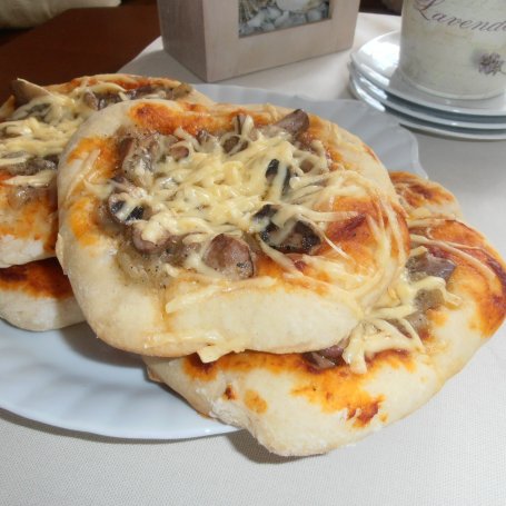 Krok 3 - Pizza z grzybami leśnymi wg milutkiej foto