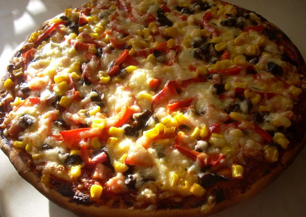 Fotografia przedstawiająca Pizza z grzybami, papryką i kukurydzą