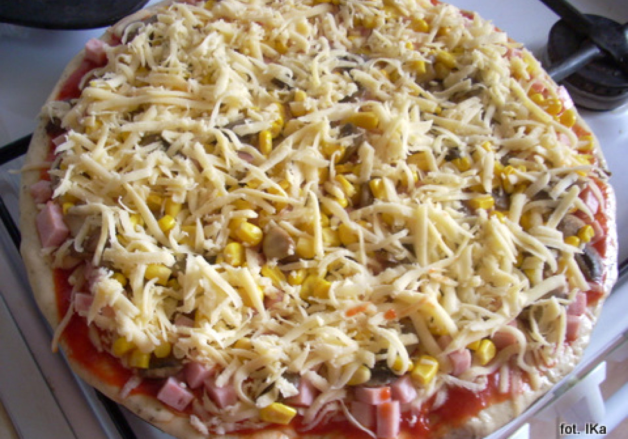 Pizza z grzybami, papryką i kukurydzą foto