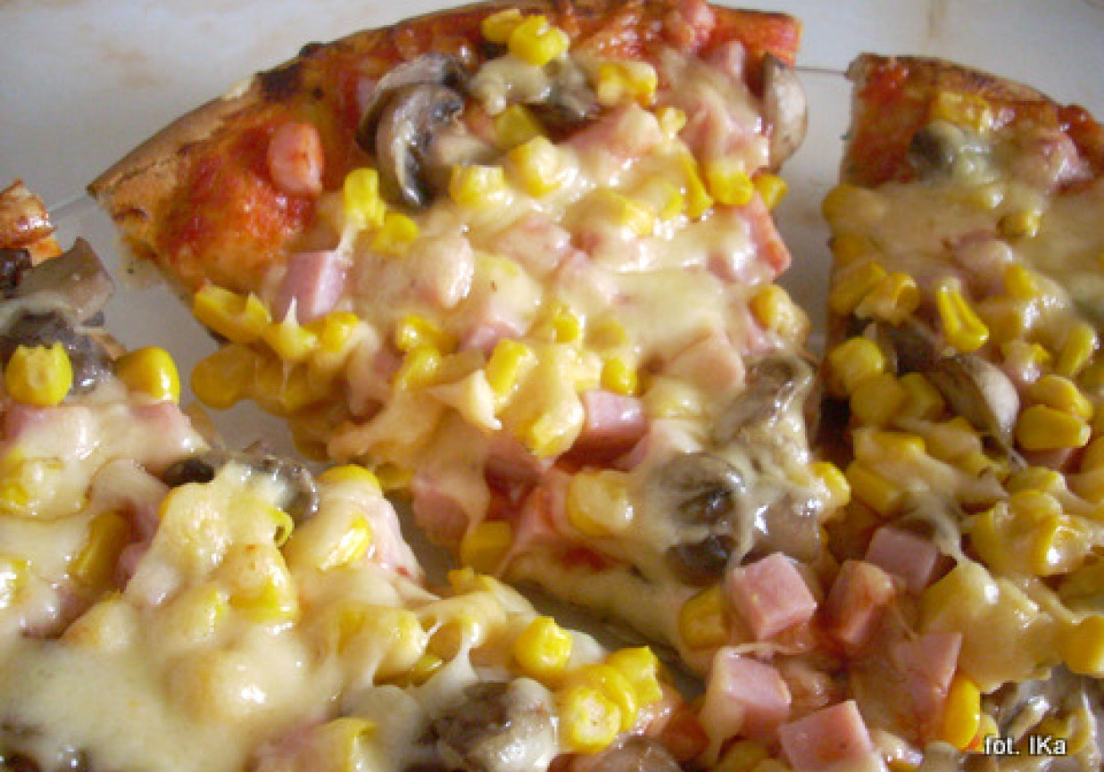 Pizza z grzybami, papryką i kukurydzą foto