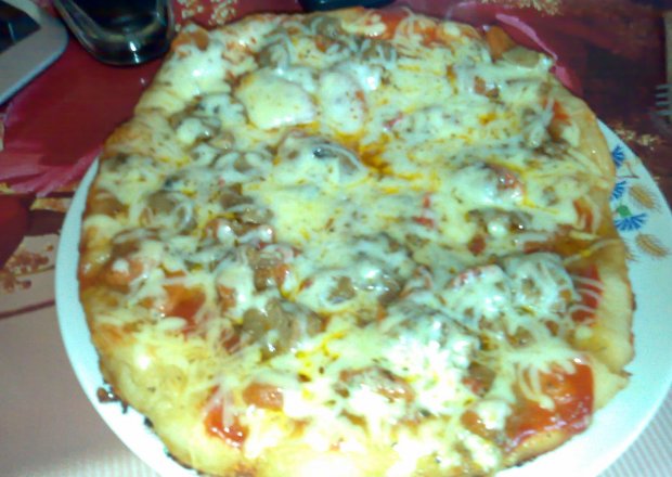 Fotografia przedstawiająca Pizza z gulaszem