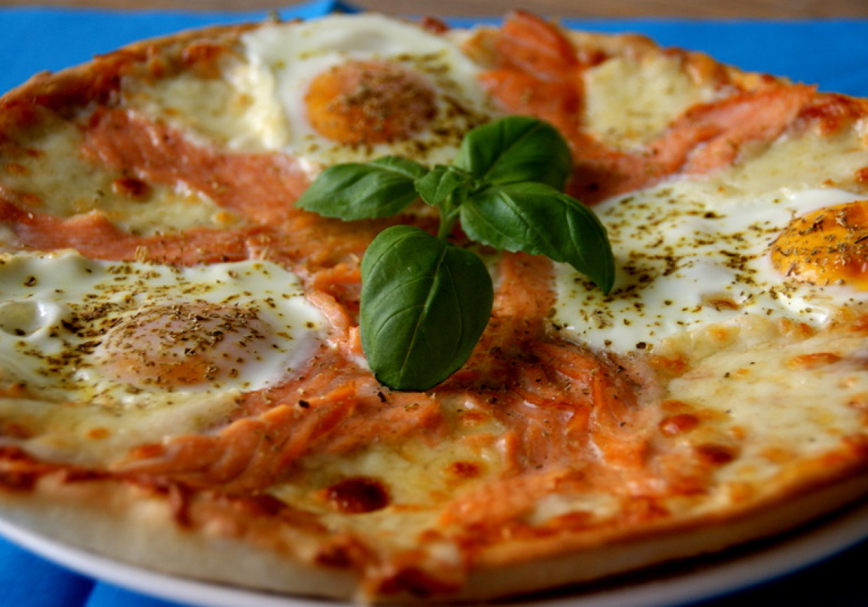 Pizza z jajkiem i łososiem. foto