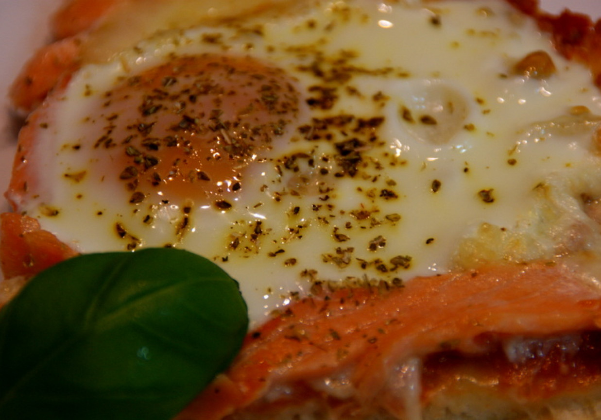 Pizza z jajkiem i łososiem. foto