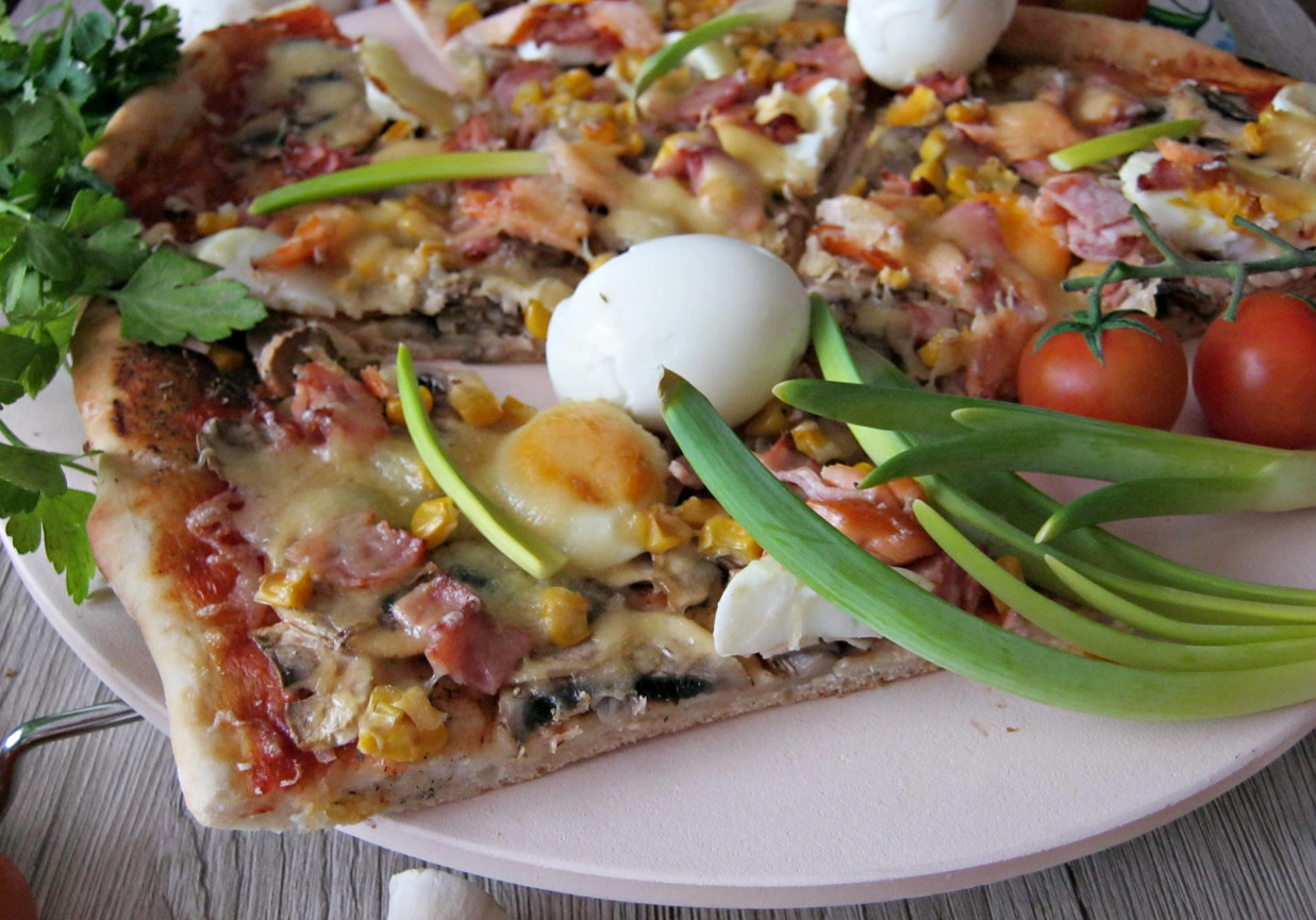 Pizza z jajkiem i łososiem foto