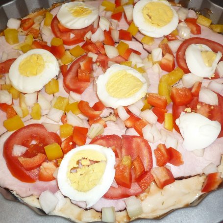 Krok 6 - Pizza z jajkiem, szynką, papryką i pomidorem  foto