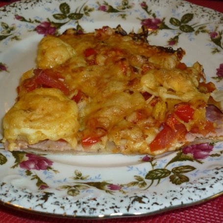 Krok 9 - Pizza z jajkiem, szynką, papryką i pomidorem  foto