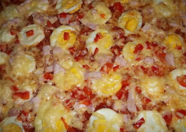Fotografia przedstawiająca Pizza z jajkiem