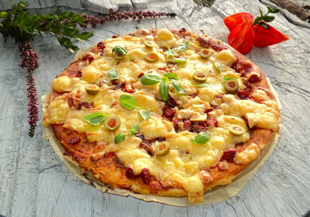 Pizza z kabanosem ,oliwkami cebulą foto