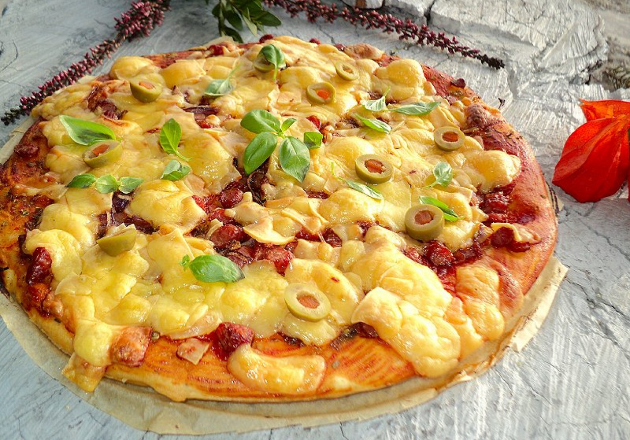Pizza z kabanosem ,oliwkami cebulą foto