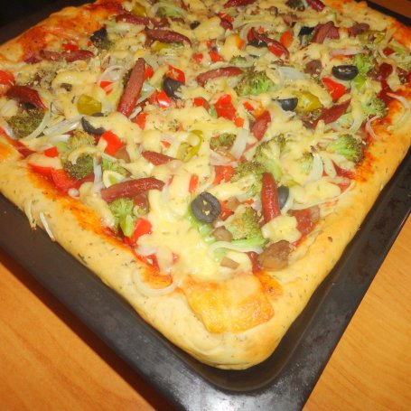 Krok 4 - Pizza z kabanosem, oliwkami i brokułem z nutką peperoni foto