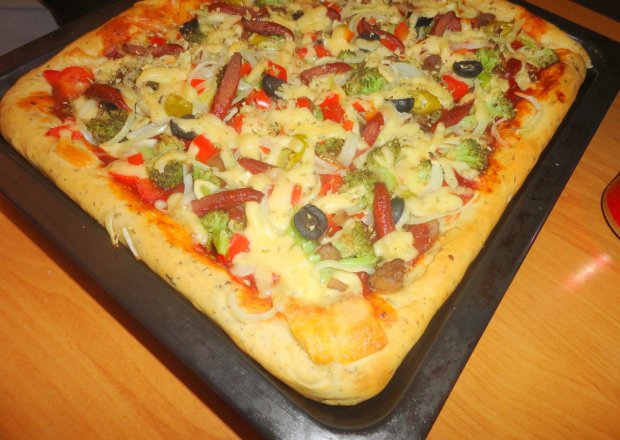 Fotografia przedstawiająca Pizza z kabanosem, oliwkami i brokułem z nutką peperoni