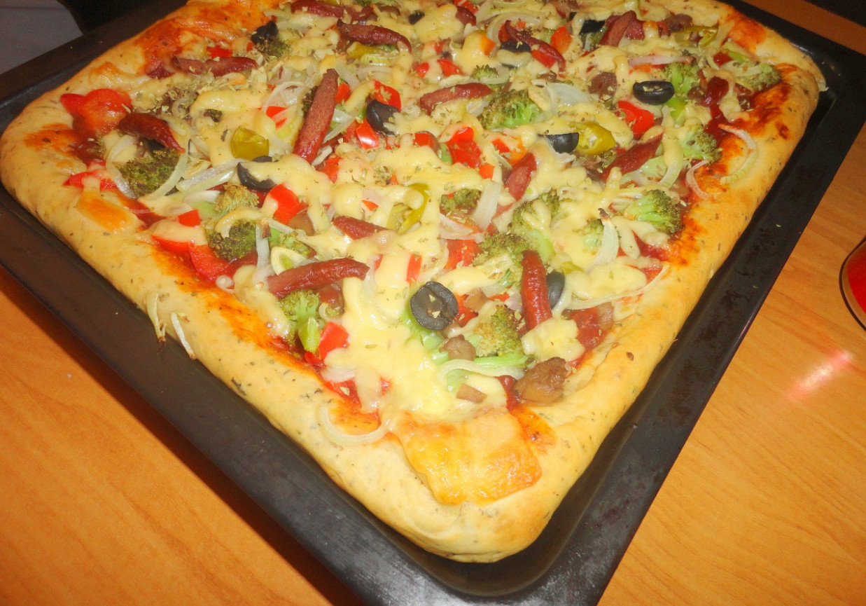 Pizza z kabanosem, oliwkami i brokułem z nutką peperoni foto