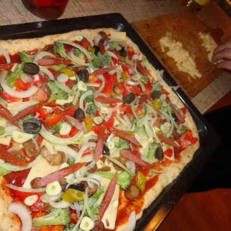 Krok 3 - Pizza z kabanosem, oliwkami i brokułem z nutką peperoni foto