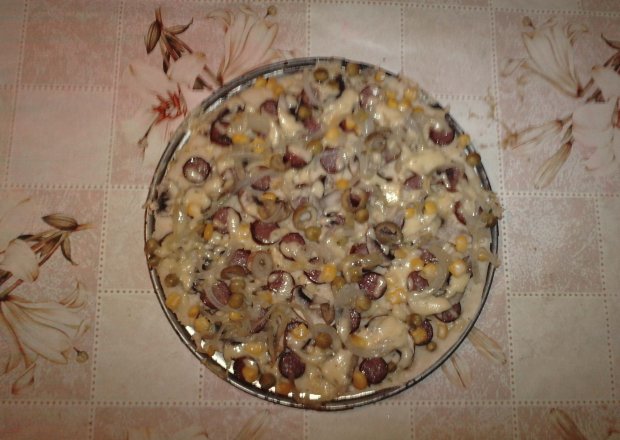 Fotografia przedstawiająca Pizza z kabanosem