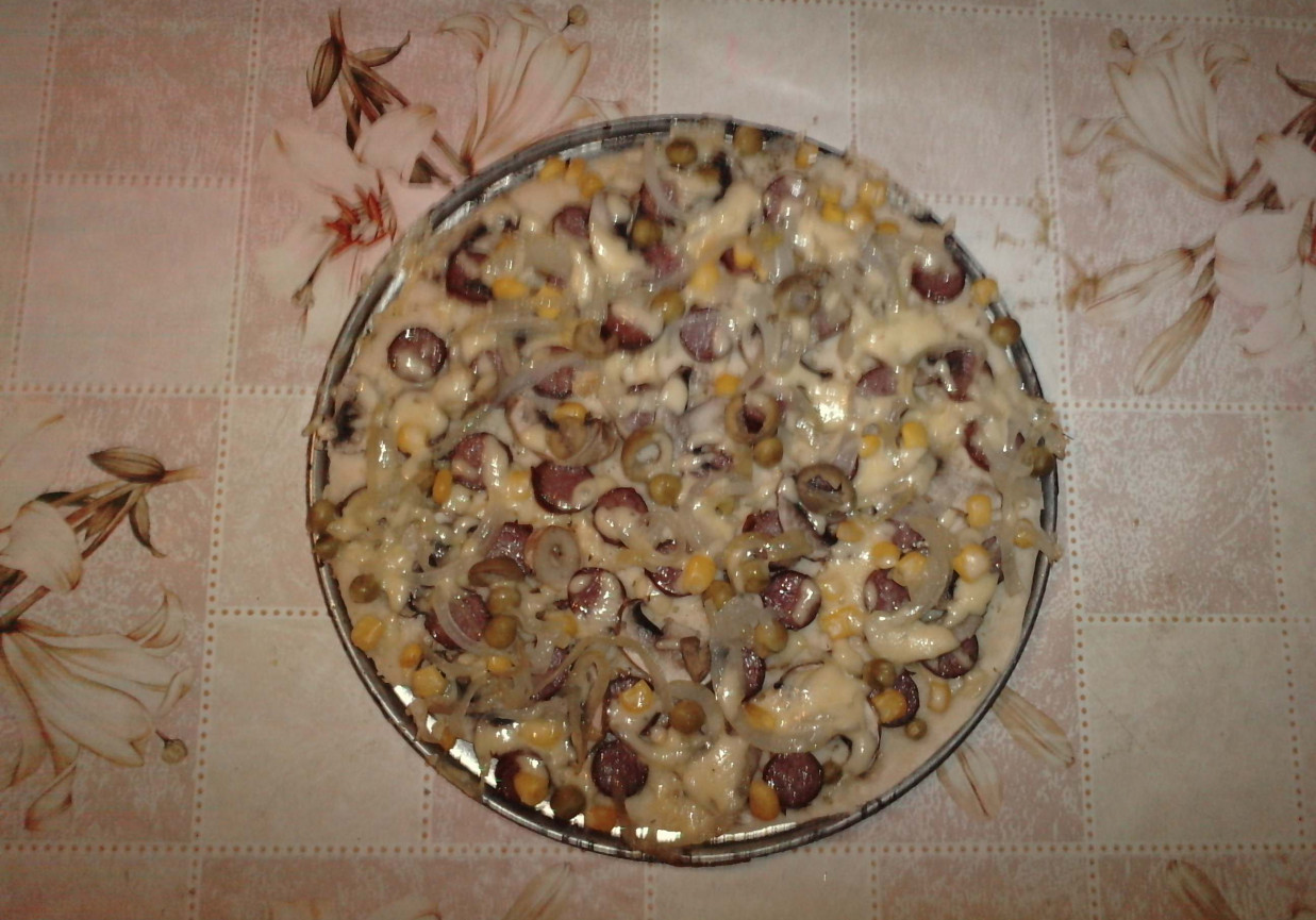 Pizza z kabanosem foto